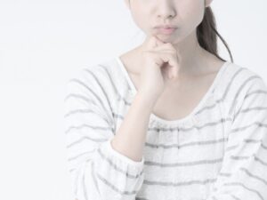 悩む女性