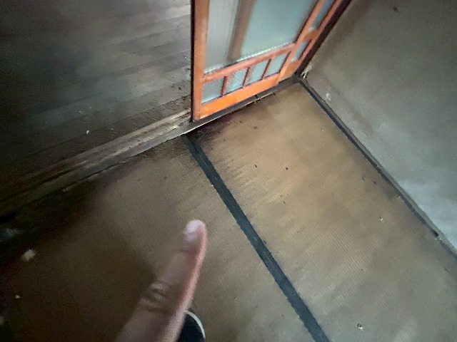 雨漏りでシミだらけの畳