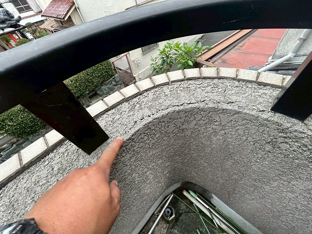ひび割れたベランダ壁