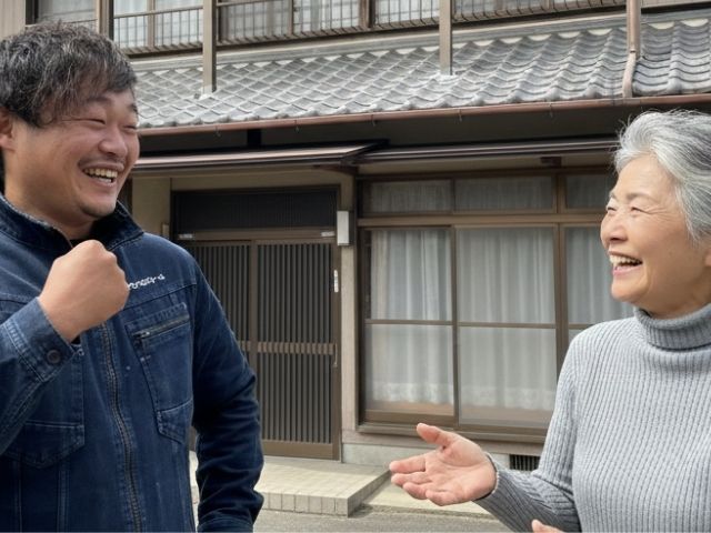 お客様と談笑中の松本和也