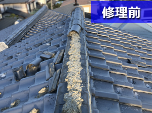 崩れた棟は葺き土が露出