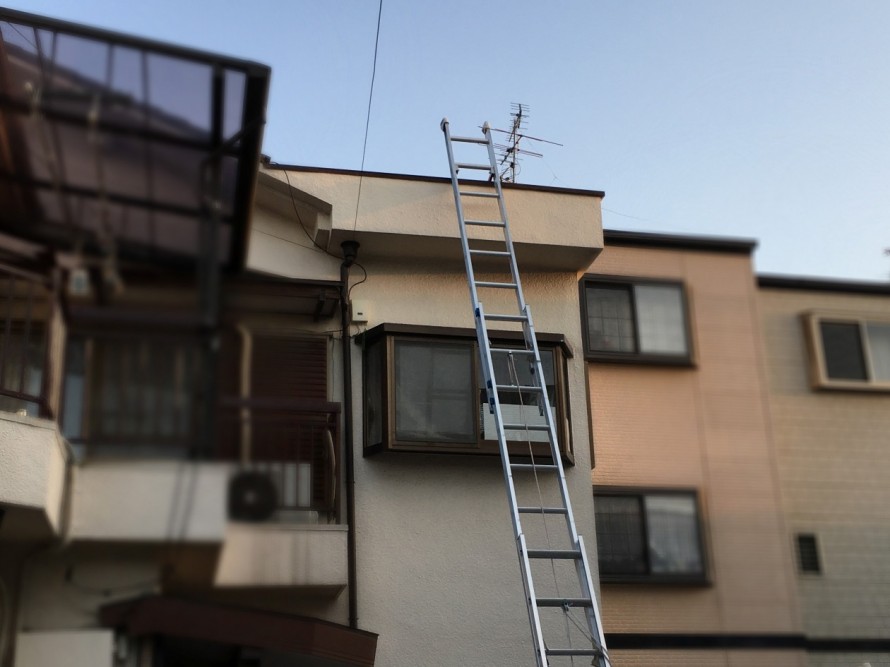 ハシゴをかけて雨漏り調査開始