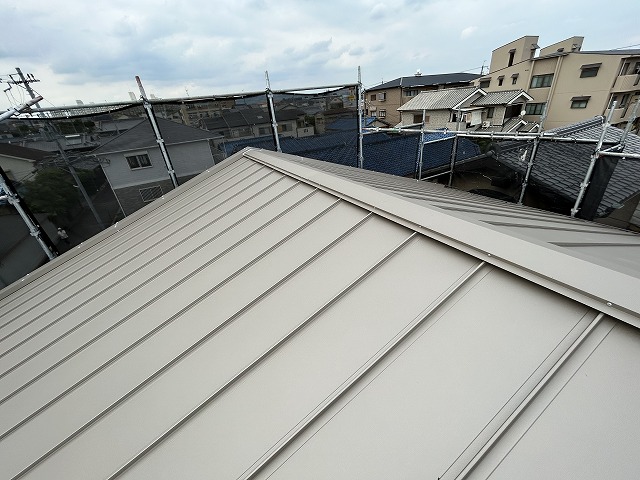 葺き替え後のガルバリム鋼板屋根