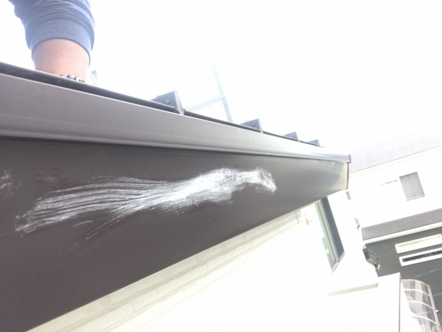 雨樋の飛来物による傷