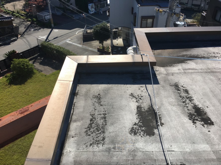 寿命を迎えた屋上床面の防水層