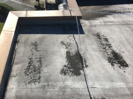 ところどころ剥がれた屋上の床面防水層