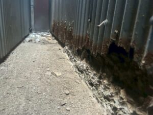 外壁の波板が地面と接する部分