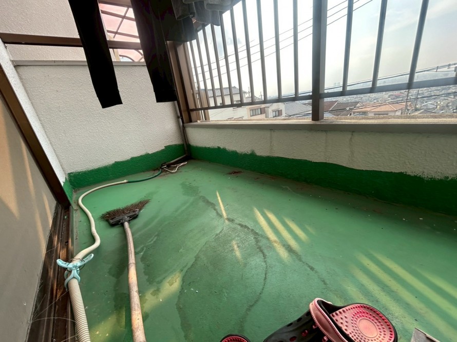 3階ベランダの防水層の劣化