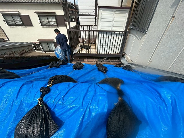 屋根をブルーシートで応急処置